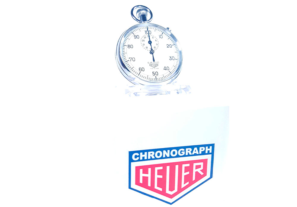Chronomètre HEUER S.A.V.I.C ref. 918 dec --- plan général de trois/quart --- ikonicstopwatch.com --- web version