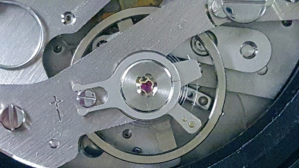 Chronomètre HEUER ref. 502.907 (allsports) --- calibre 7710 (gros plan coupe balancier/spiral) --- ikonicstopwatch.com --- web version