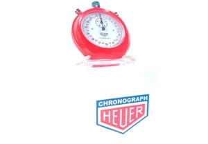 Chronomètre HEUER ref. 8042 - trackmaster --- plan général de trois/quart --- ikonicstopwatch.com --- web version