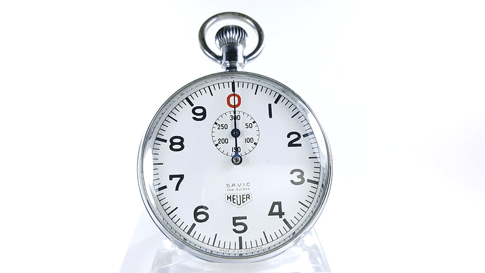 Chronomètre HEUER ref. 906 Vis/300 sec.(version S.A.V.I.C) --- plan rapproché avec main --- ikonicstopwatch.com