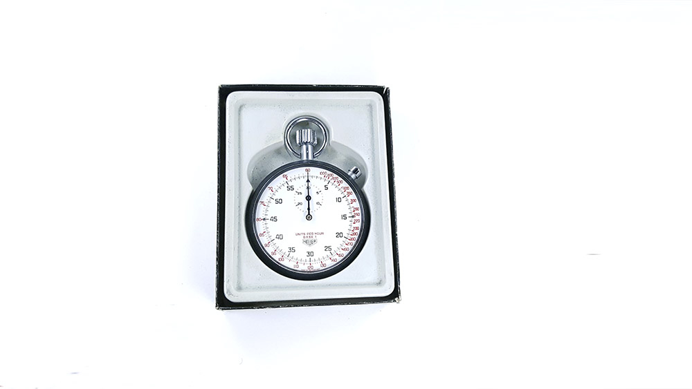 Chronomètre HEUER tachymetre ref. 408.417 --- boite ouverte --- ikonicstopwatch.com