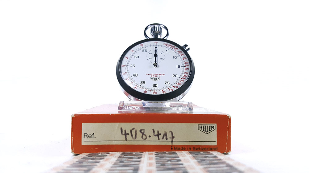 Chronomètre HEUER tachymetre ref. 408.417 --- plan rapproché avec boite et livret de garantie --- ikonicstopwatch.com