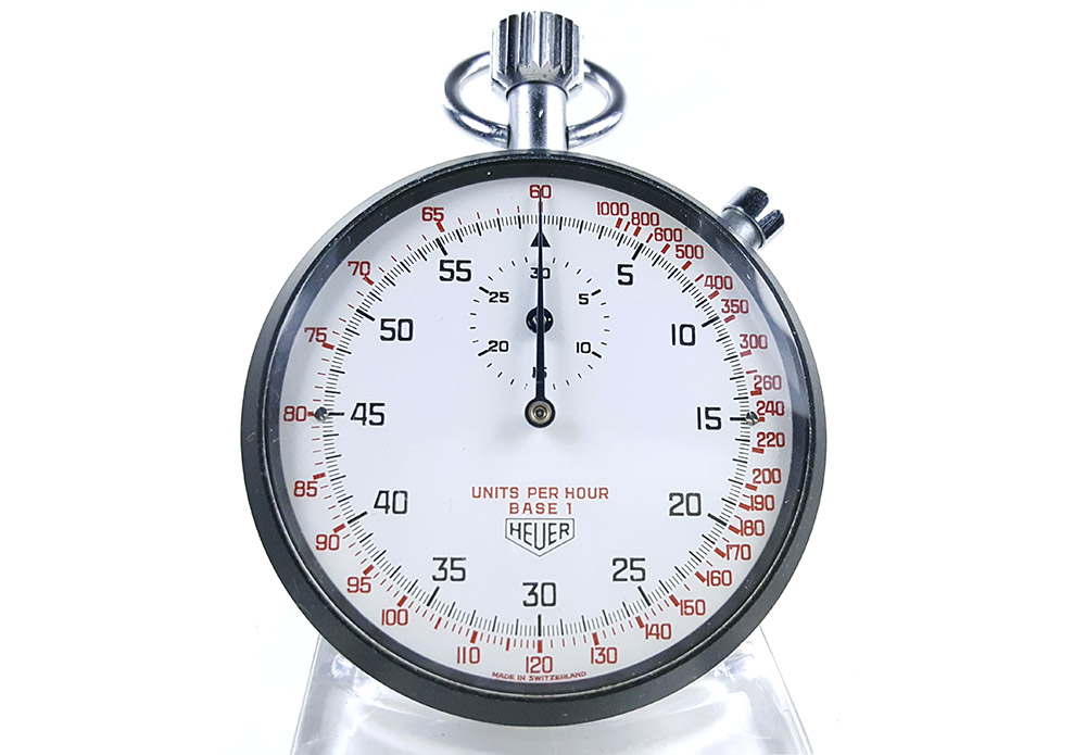 Chronomètre HEUER tachymeter ref. 408.417 --- plan rapproché (couverture) --- ikonicstopwatch.com