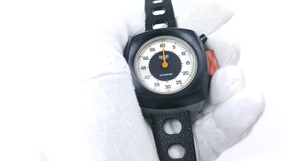 Chronomètre HEUER supersport ref. 775.901 --- plan rapproché avec main --- ikonicstopwatch.com