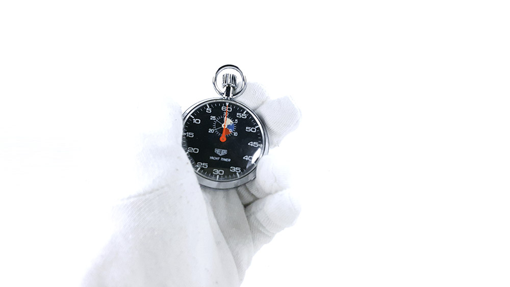Chronomètre HEUER yacht timer (black dial) ref. 603.615 --- plan rapproché avec main --- ikonicstopwatch.com