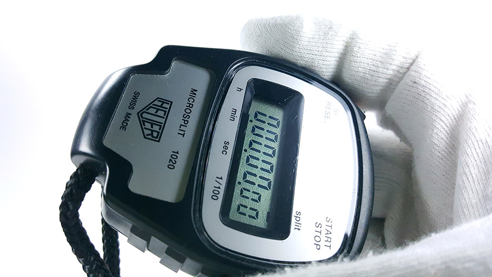 Chronomètre HEUER Leonidas ref. 1020 (microsplit) --- vente 1 details écran LCD (couverture) --- ikonicstopwatch.com