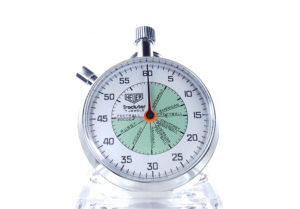 Chronomètre vintage HEUER ref. 653.302 trackstar (allsports) --- plan rapproché (couverture) --- ikonicstopwatch.com