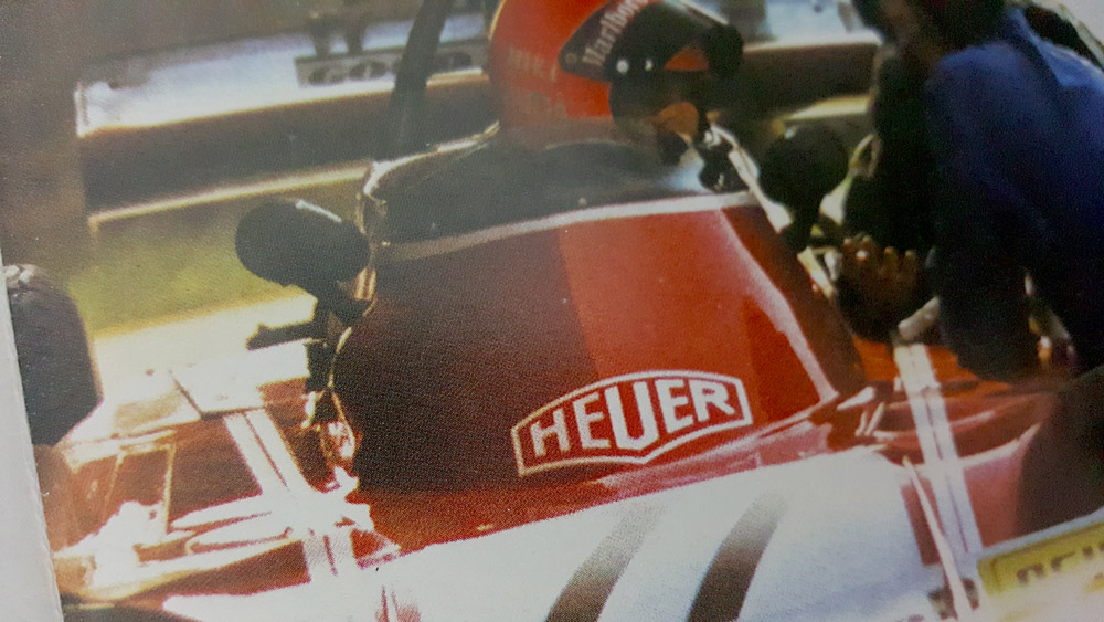 Catalogue vintage HEUER 1974 en allemand --- gros plan sur formule 1 Ferrari --- ikonicstopwatch.com
