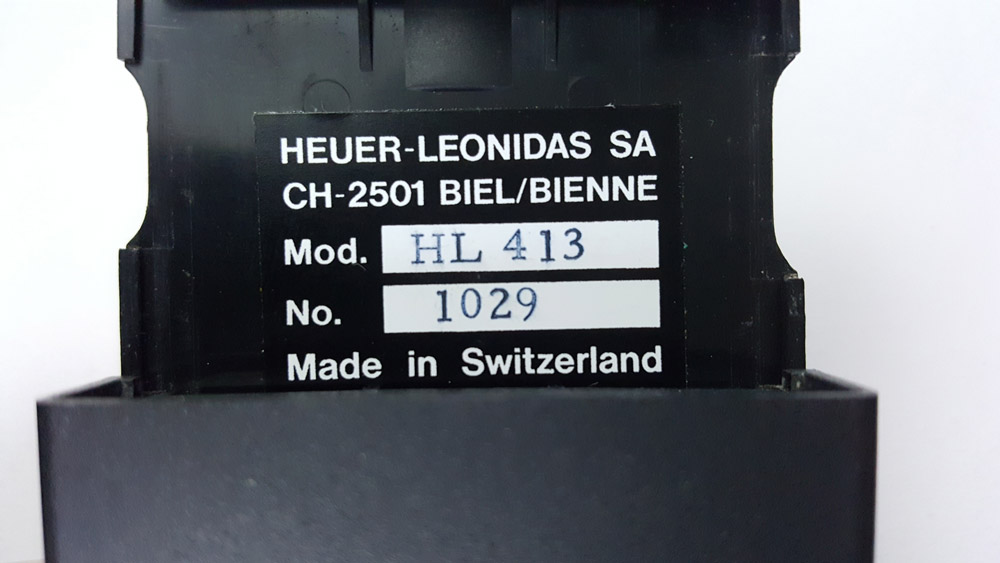 Chronomètre HEUER ref. 413 microsplit --- plan rapproché sur l'étiquette portant la mention "made in Switzerland" --- ikonicstopwatch.com