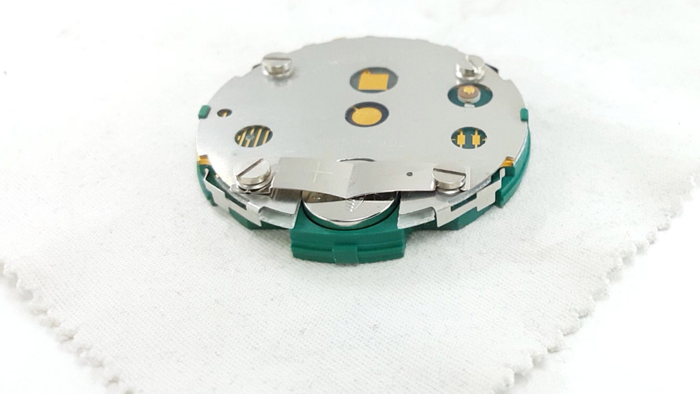 Changement de pile chronomètre vintage HEUER Leonidas microsplit ref.1000 à 1020 suisse --- compartiment avec nouvelle pile --- ikonicstopwatch.com