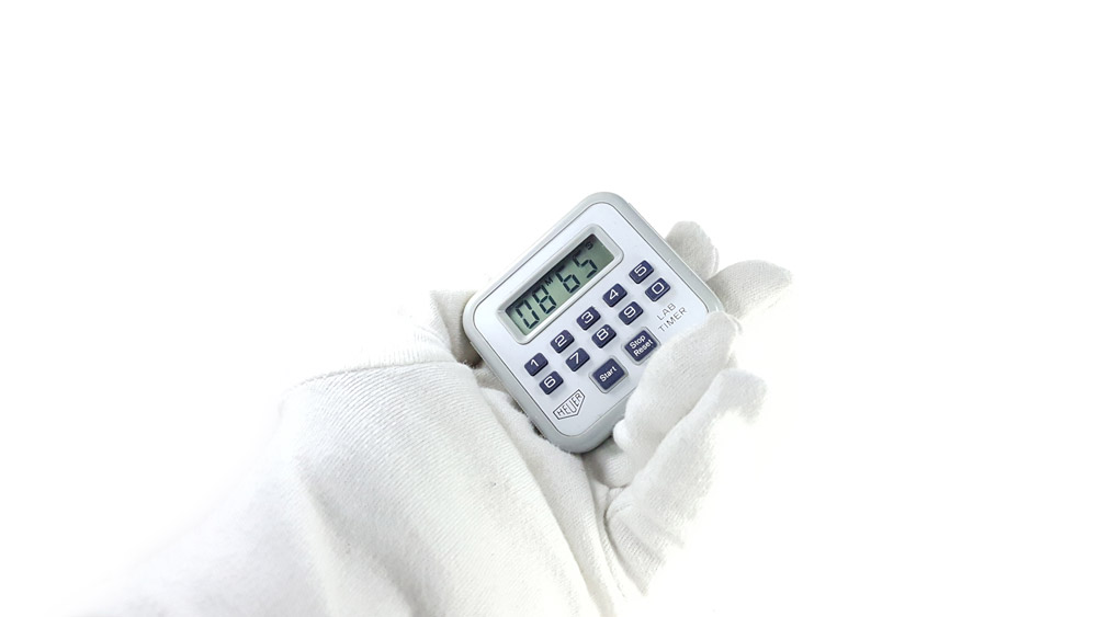Chronomètre vintage HEUER ref. 750 - lab timer microsplit --- plan rapproché dans la main --- ikonicstopwatch.com