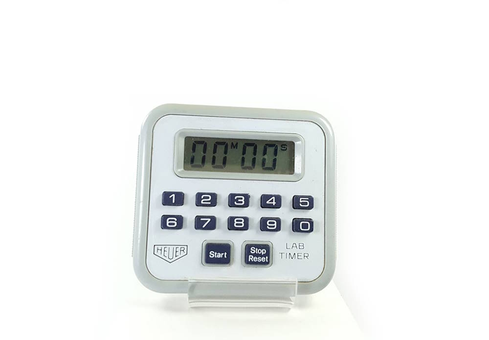 Chronomètre vintage HEUER ref. 750 - lab timer microsplit --- plan rapproché (vignette) --- ikonicstopwatch.com